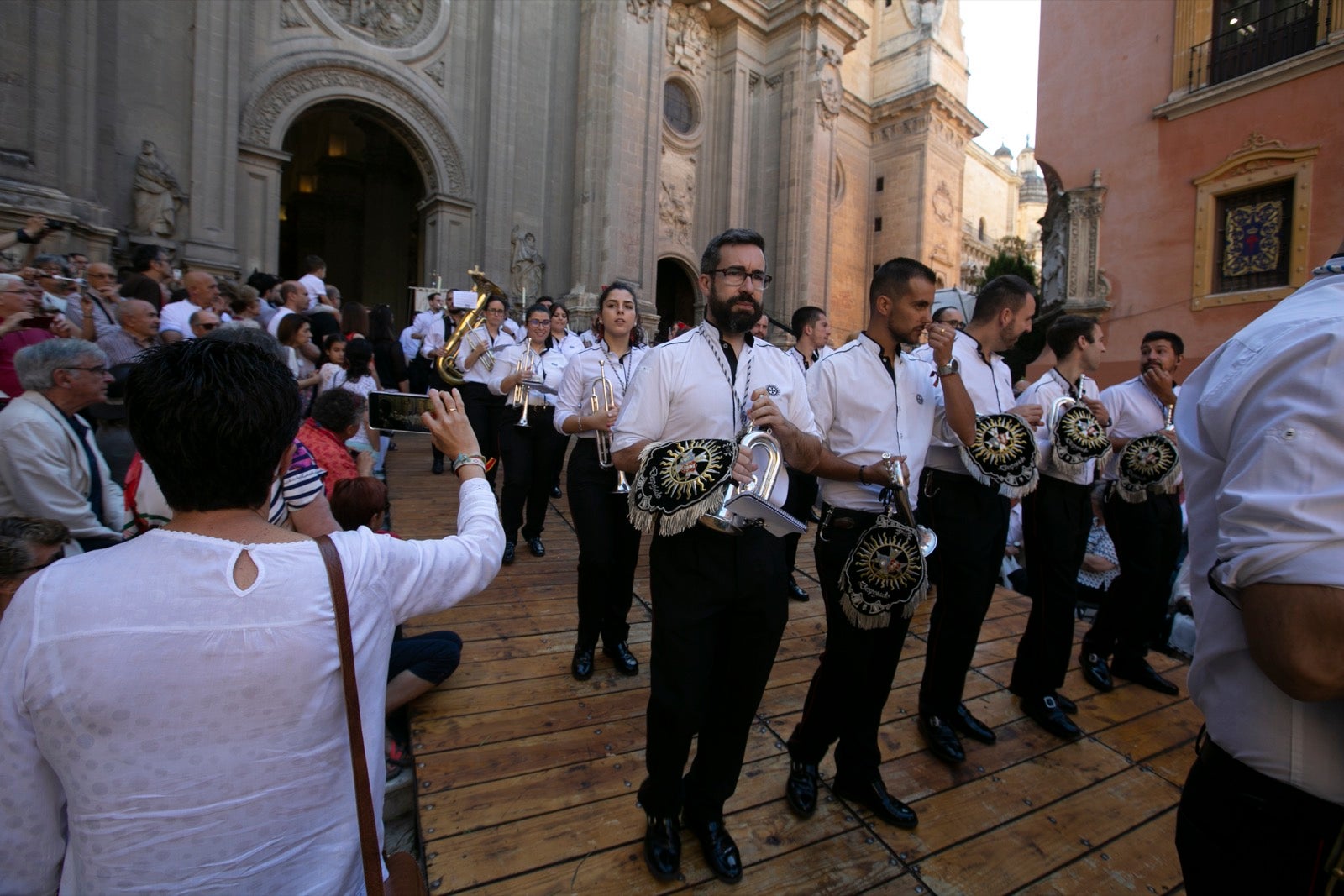 La plaza de las Pasiegas, abarrotada para recibir al Corpus Christi