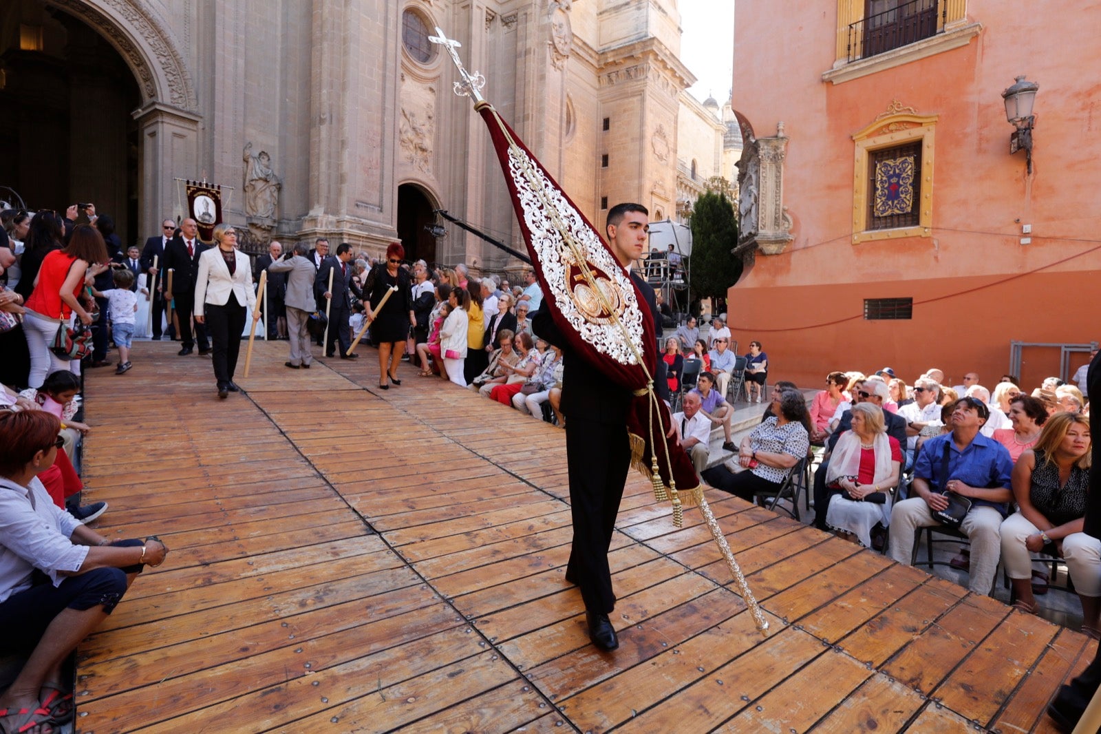 La plaza de las Pasiegas, abarrotada para recibir al Corpus Christi