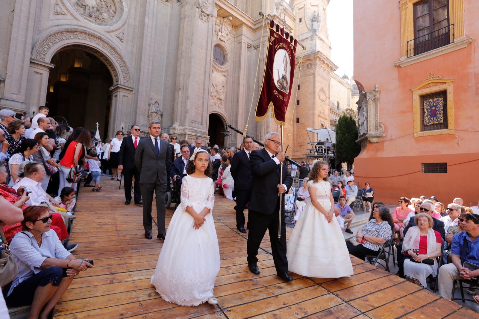 La plaza de las Pasiegas, abarrotada para recibir al Corpus Christi