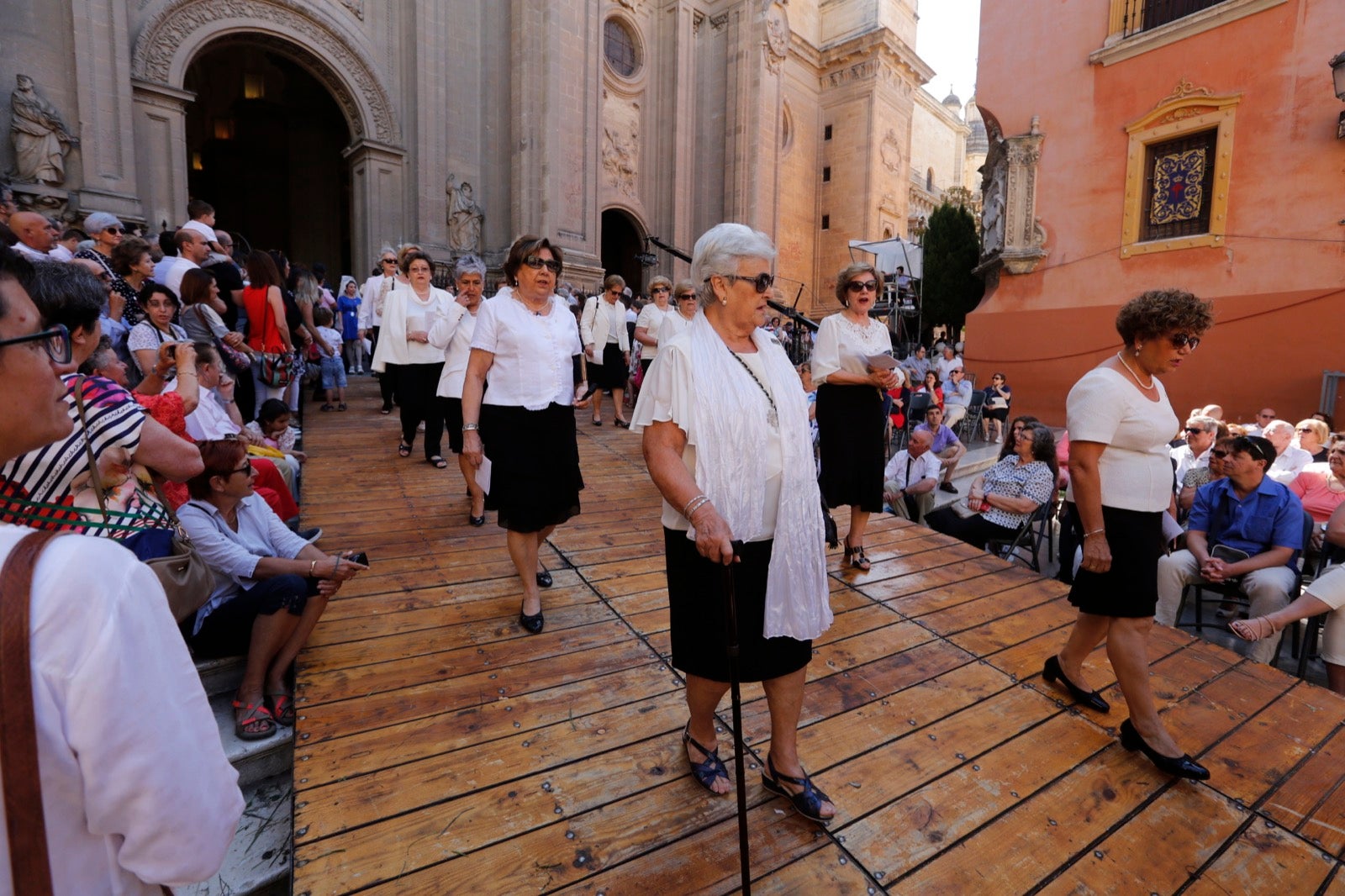 La plaza de las Pasiegas, abarrotada para recibir al Corpus Christi