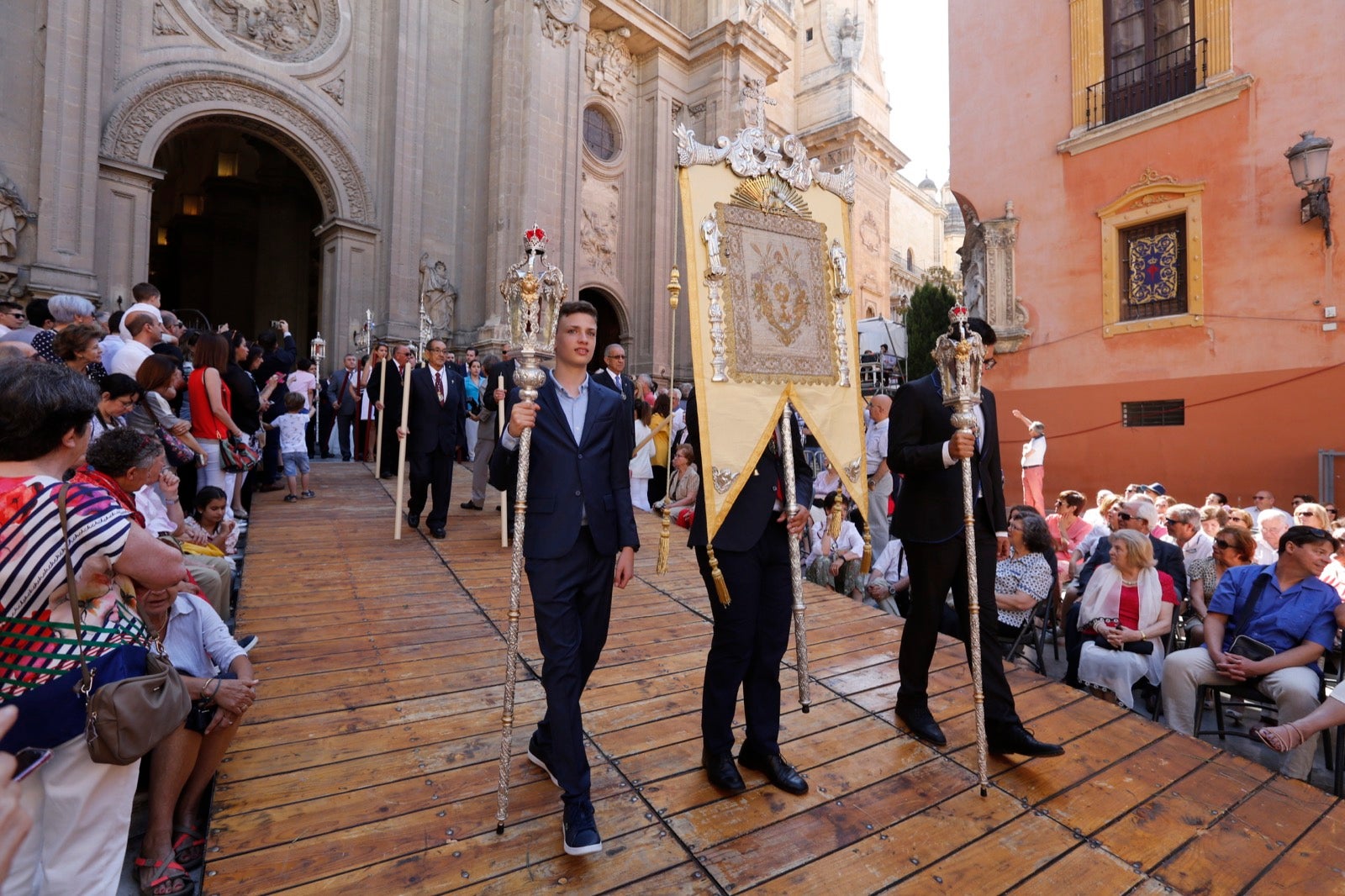 La plaza de las Pasiegas, abarrotada para recibir al Corpus Christi