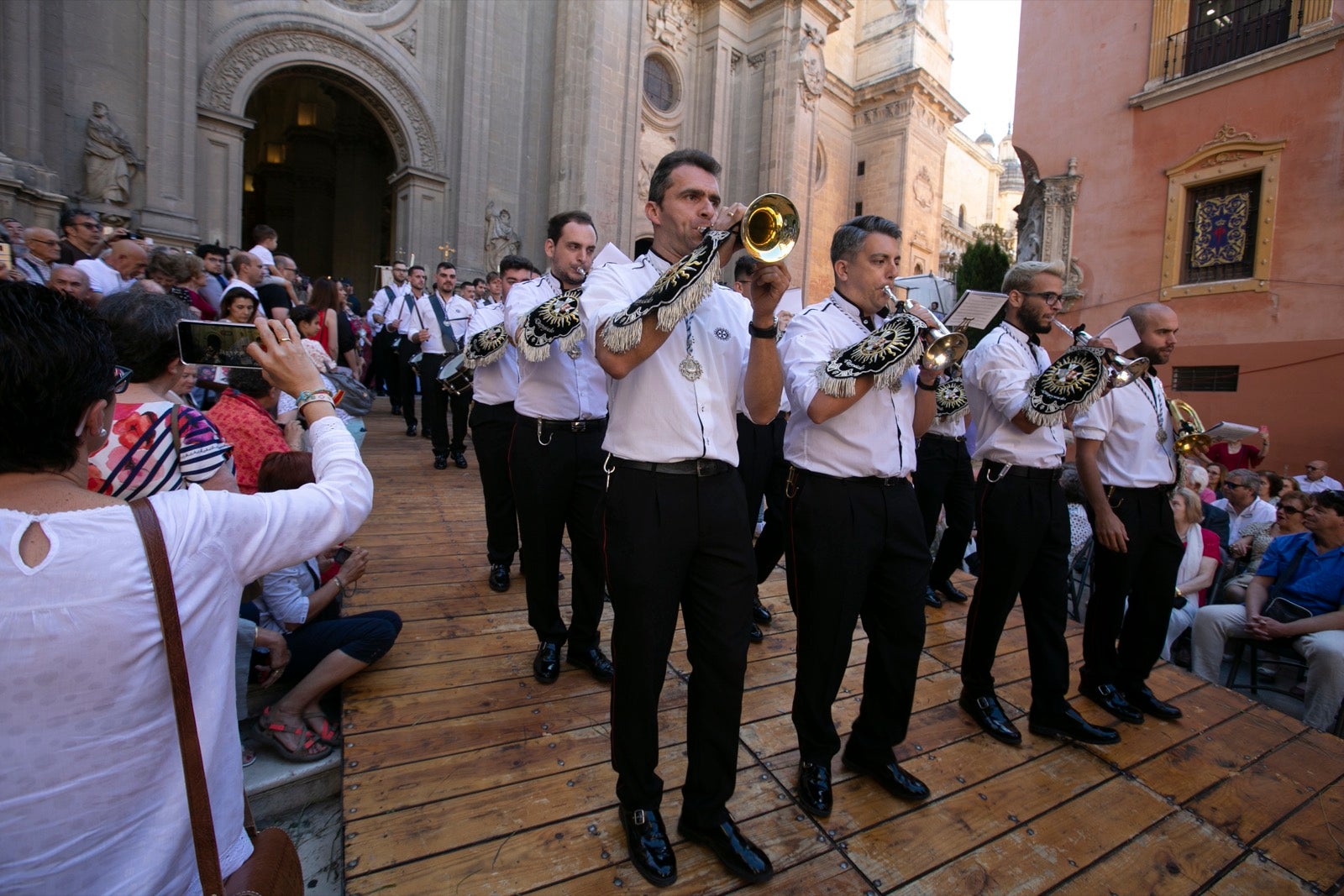 La plaza de las Pasiegas, abarrotada para recibir al Corpus Christi