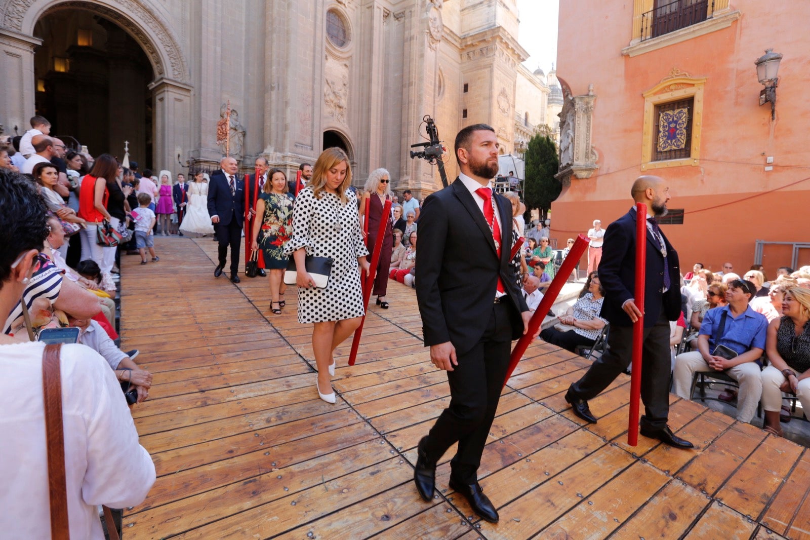 La plaza de las Pasiegas, abarrotada para recibir al Corpus Christi