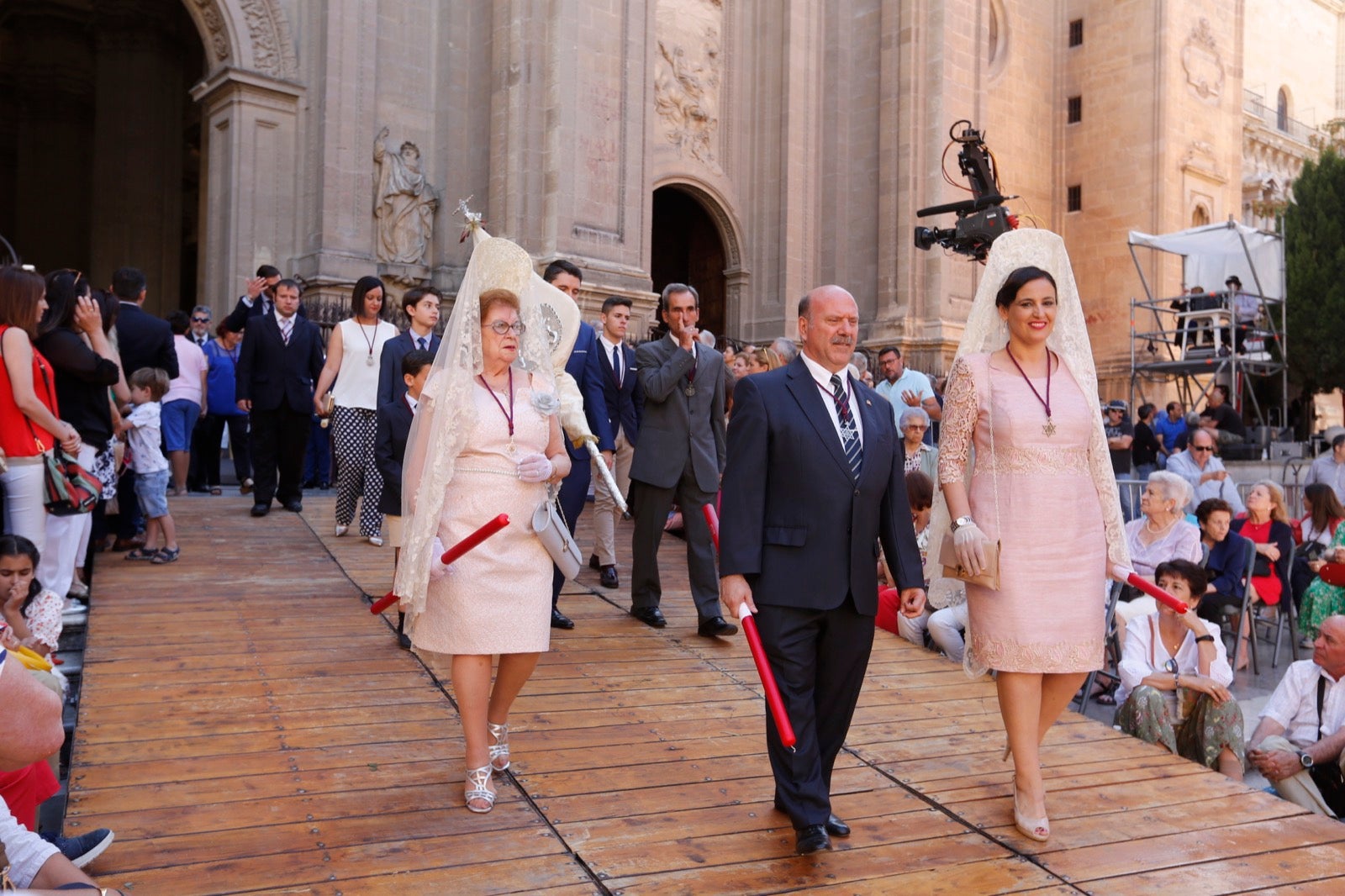 La plaza de las Pasiegas, abarrotada para recibir al Corpus Christi