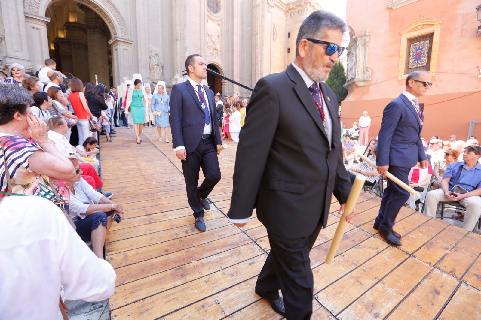 La plaza de las Pasiegas, abarrotada para recibir al Corpus Christi