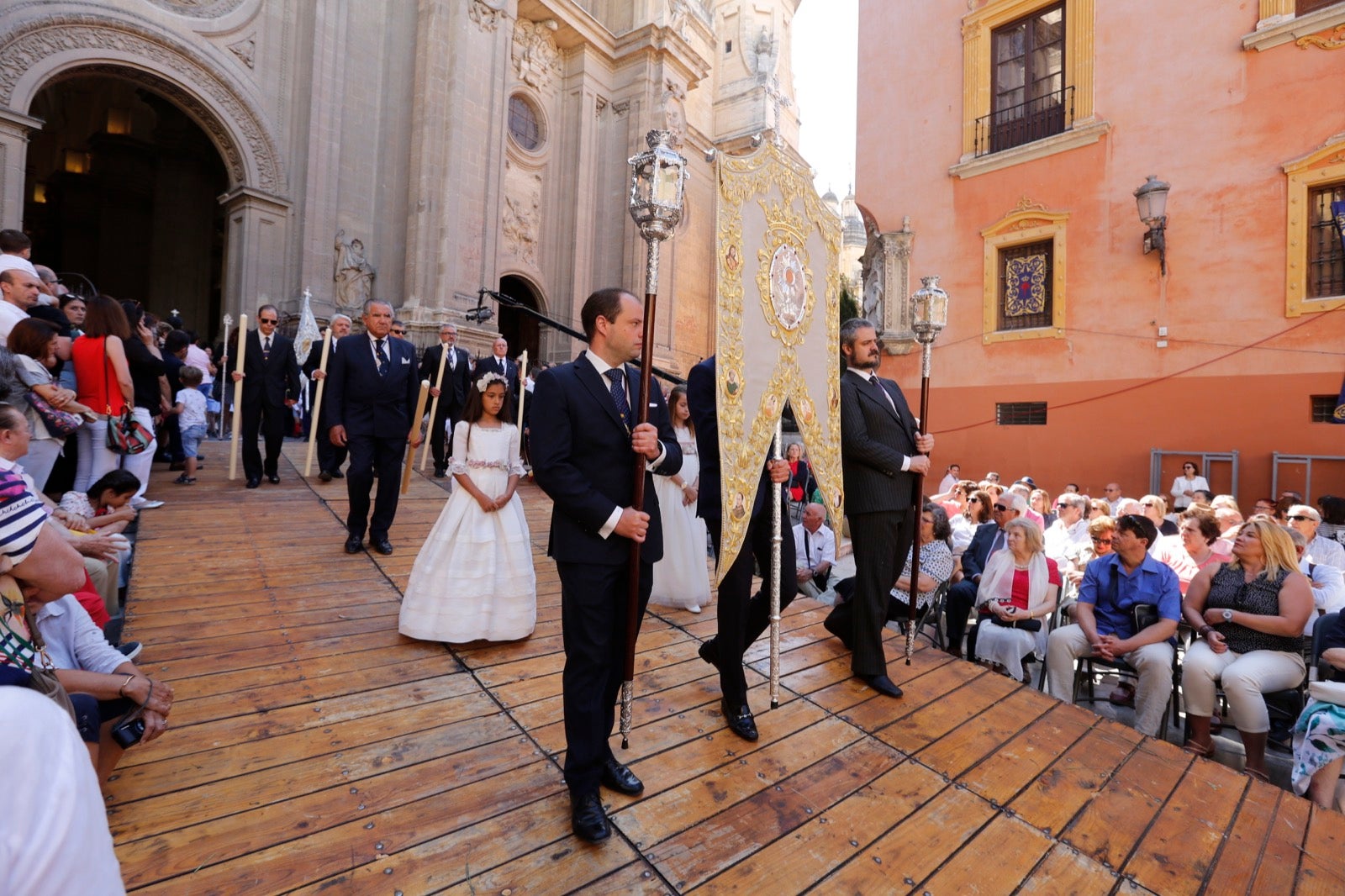 La plaza de las Pasiegas, abarrotada para recibir al Corpus Christi