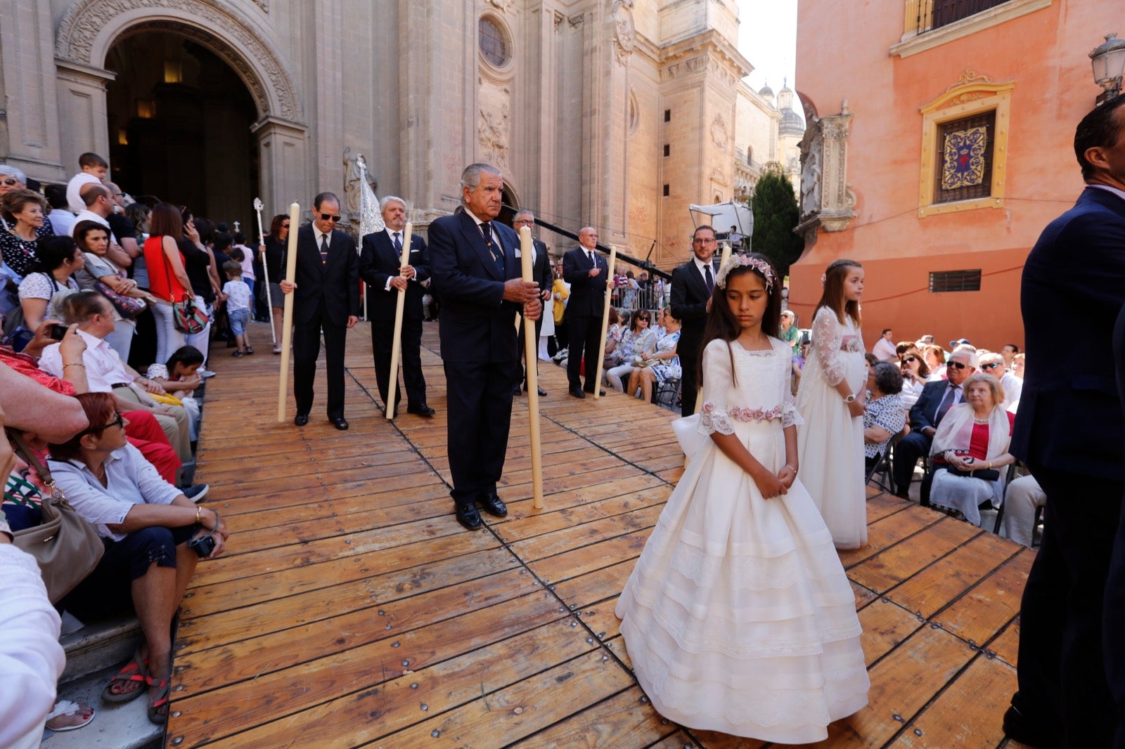 La plaza de las Pasiegas, abarrotada para recibir al Corpus Christi