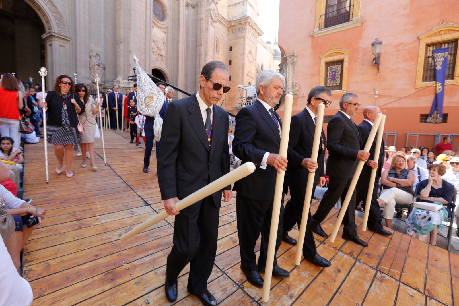 La plaza de las Pasiegas, abarrotada para recibir al Corpus Christi