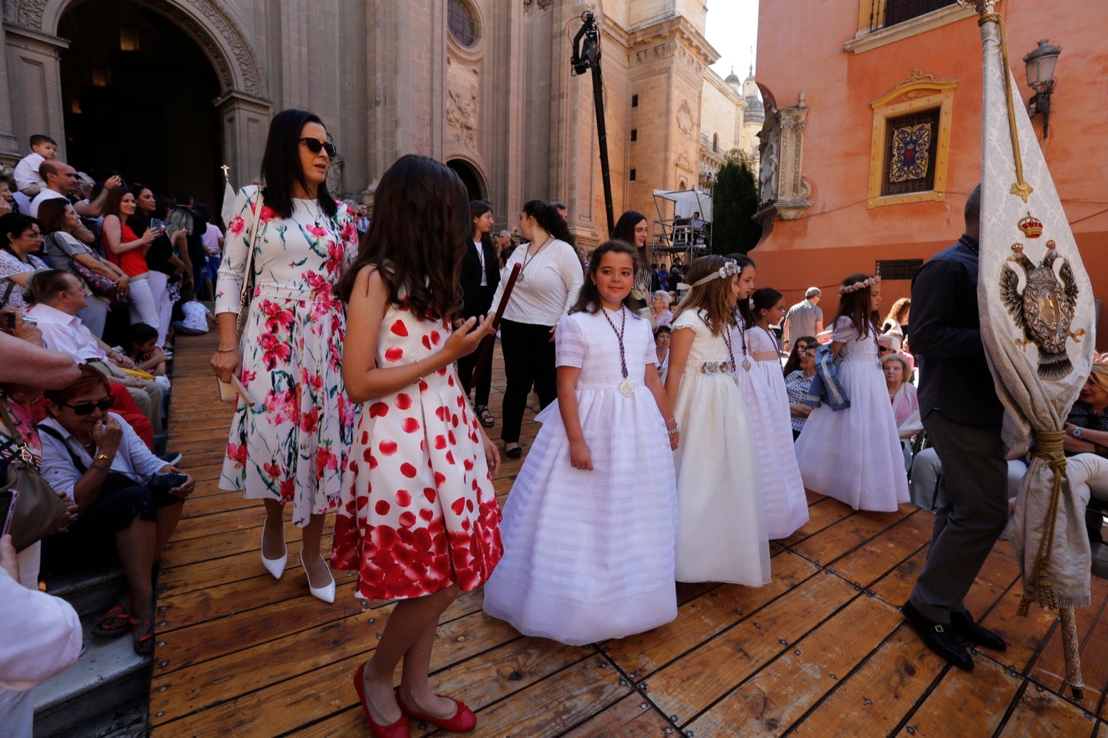 La plaza de las Pasiegas, abarrotada para recibir al Corpus Christi