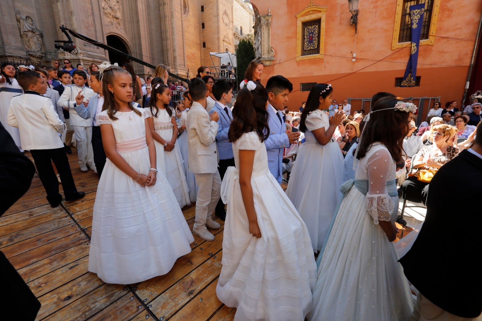 La plaza de las Pasiegas, abarrotada para recibir al Corpus Christi