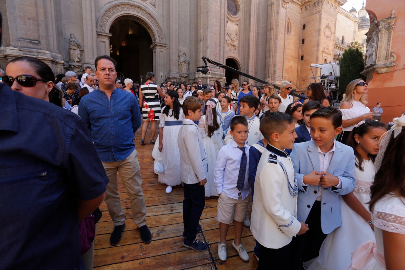 La plaza de las Pasiegas, abarrotada para recibir al Corpus Christi