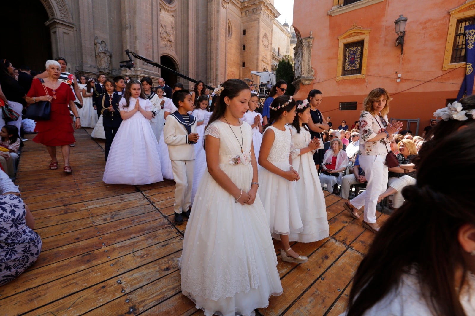 La plaza de las Pasiegas, abarrotada para recibir al Corpus Christi