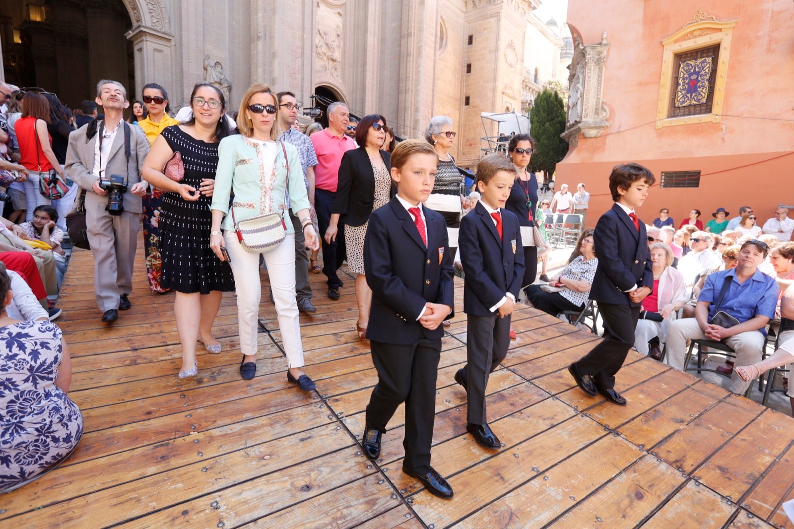 La plaza de las Pasiegas, abarrotada para recibir al Corpus Christi