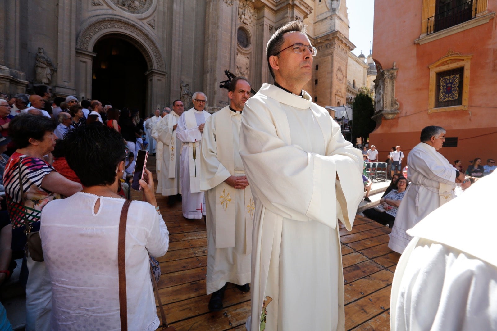 La plaza de las Pasiegas, abarrotada para recibir al Corpus Christi