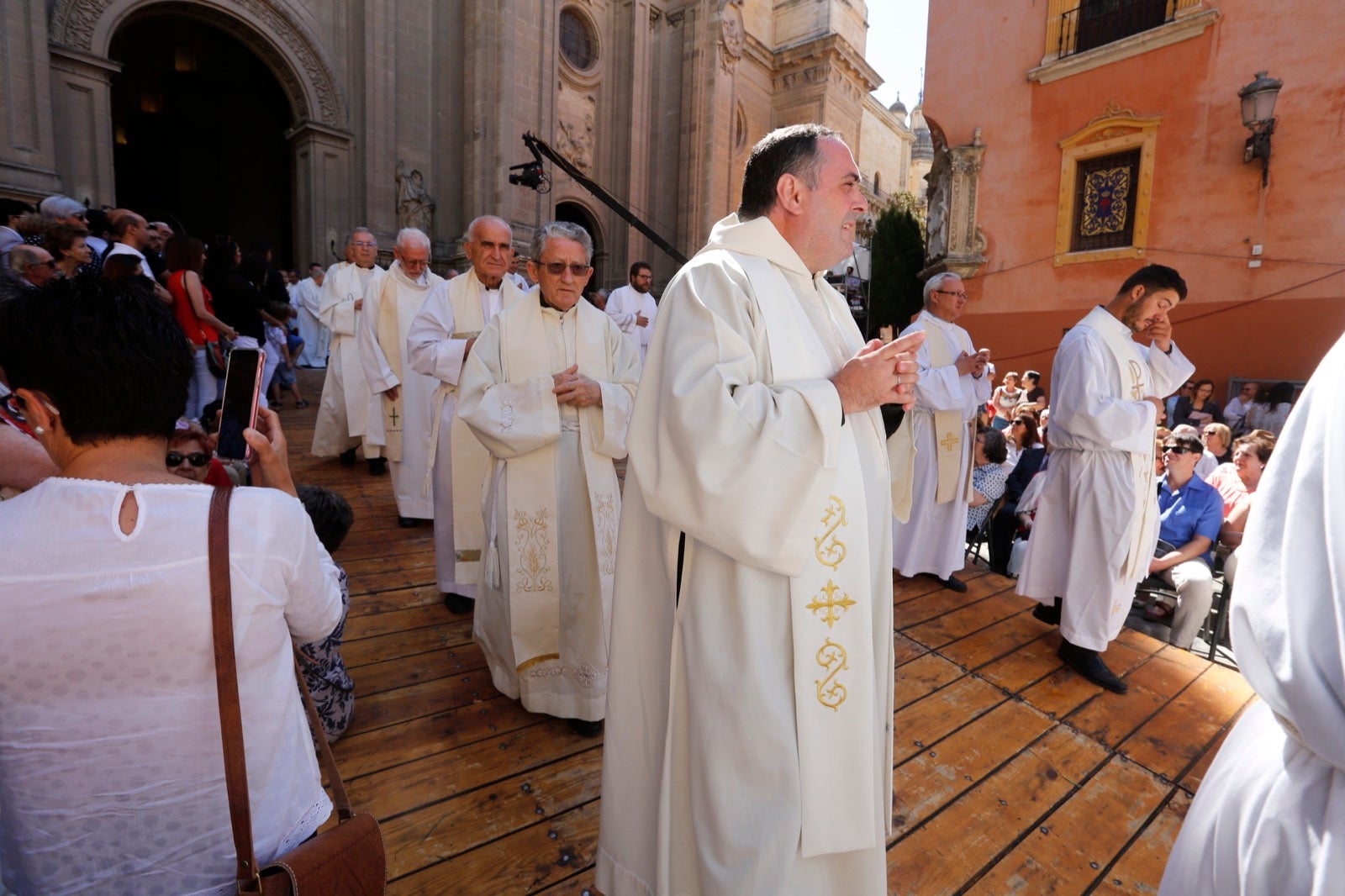 La plaza de las Pasiegas, abarrotada para recibir al Corpus Christi