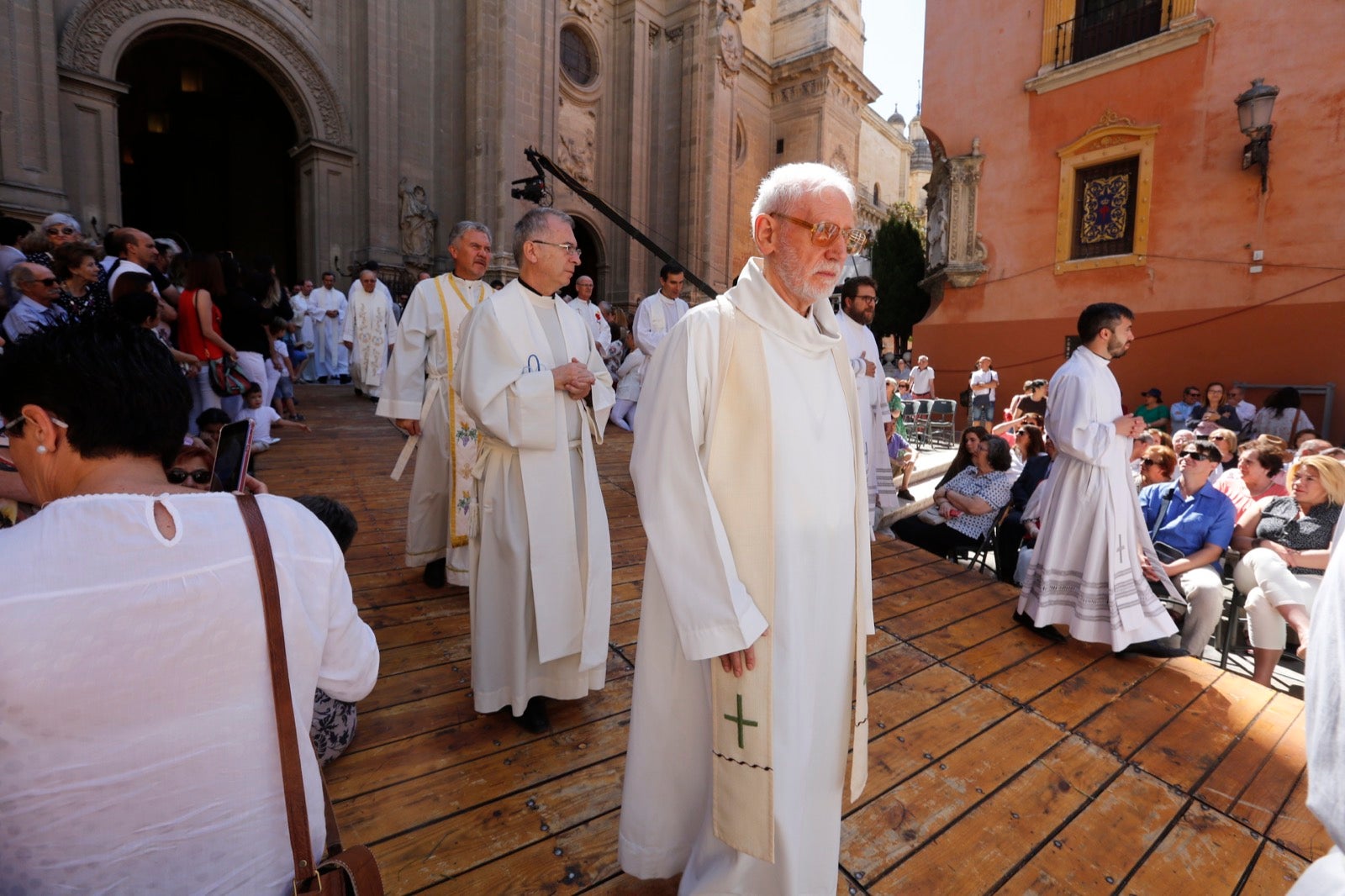 La plaza de las Pasiegas, abarrotada para recibir al Corpus Christi