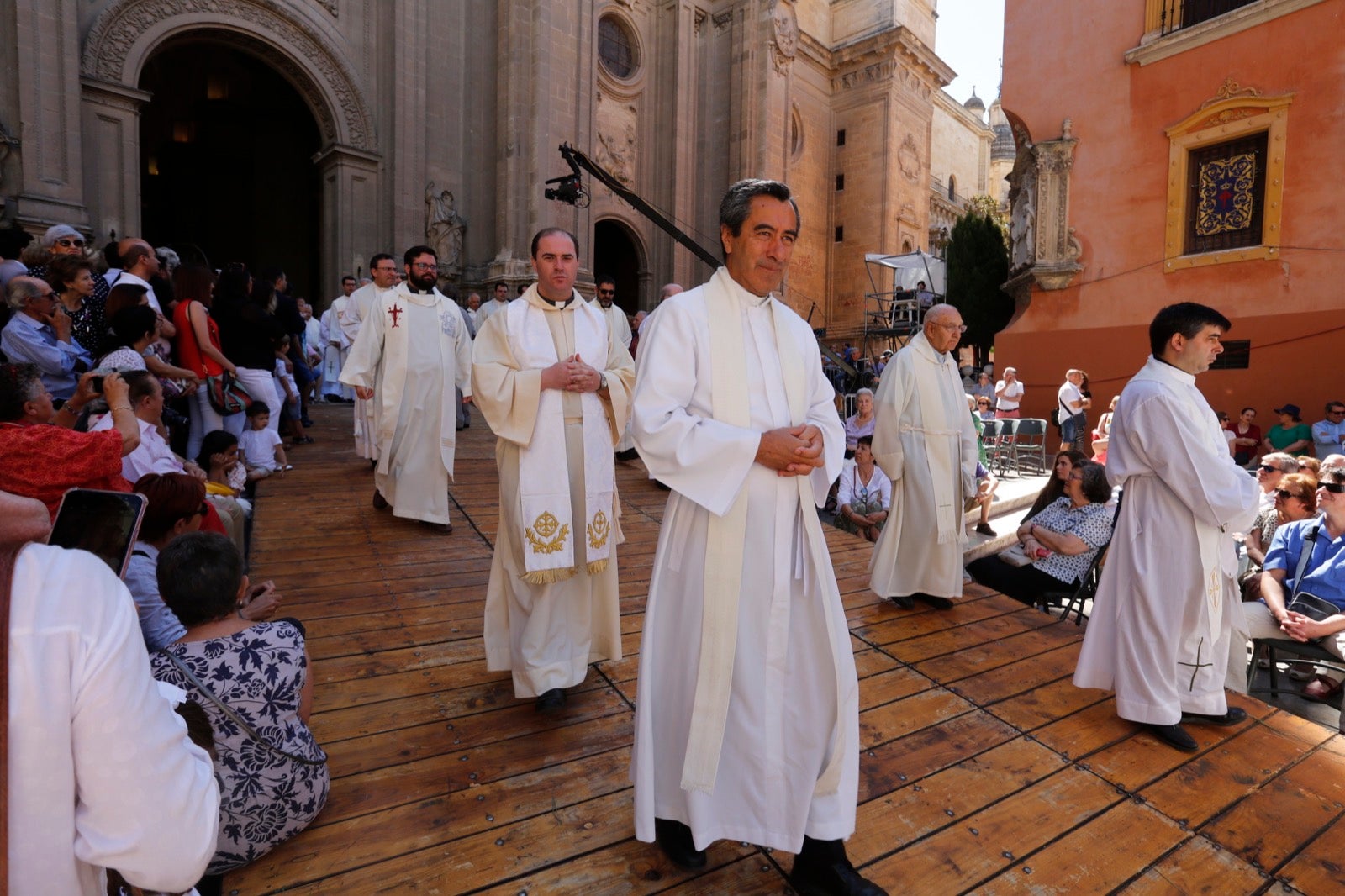 La plaza de las Pasiegas, abarrotada para recibir al Corpus Christi