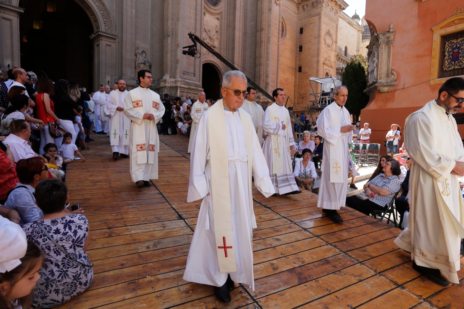 La plaza de las Pasiegas, abarrotada para recibir al Corpus Christi