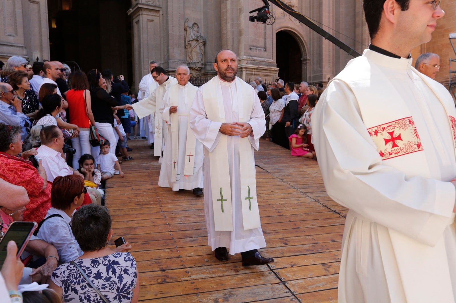 La plaza de las Pasiegas, abarrotada para recibir al Corpus Christi