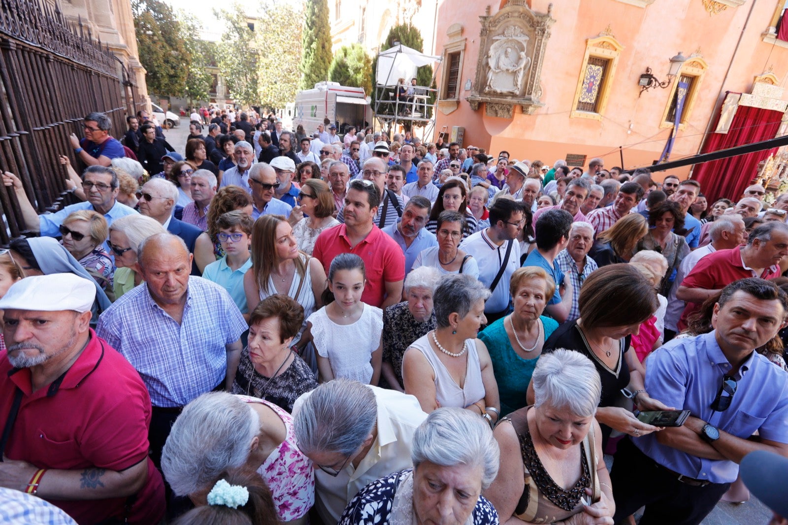 La plaza de las Pasiegas, abarrotada para recibir al Corpus Christi