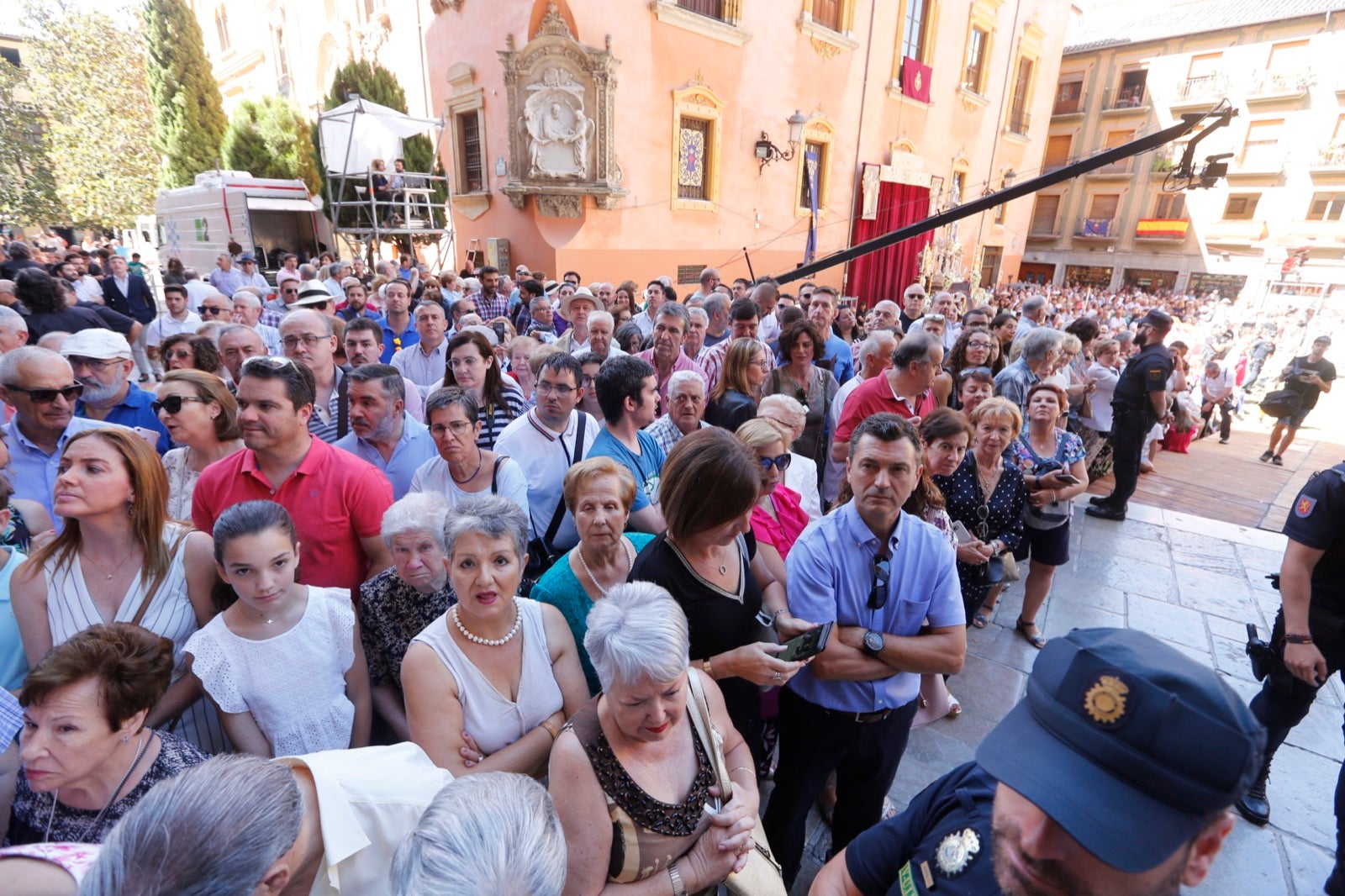 La plaza de las Pasiegas, abarrotada para recibir al Corpus Christi