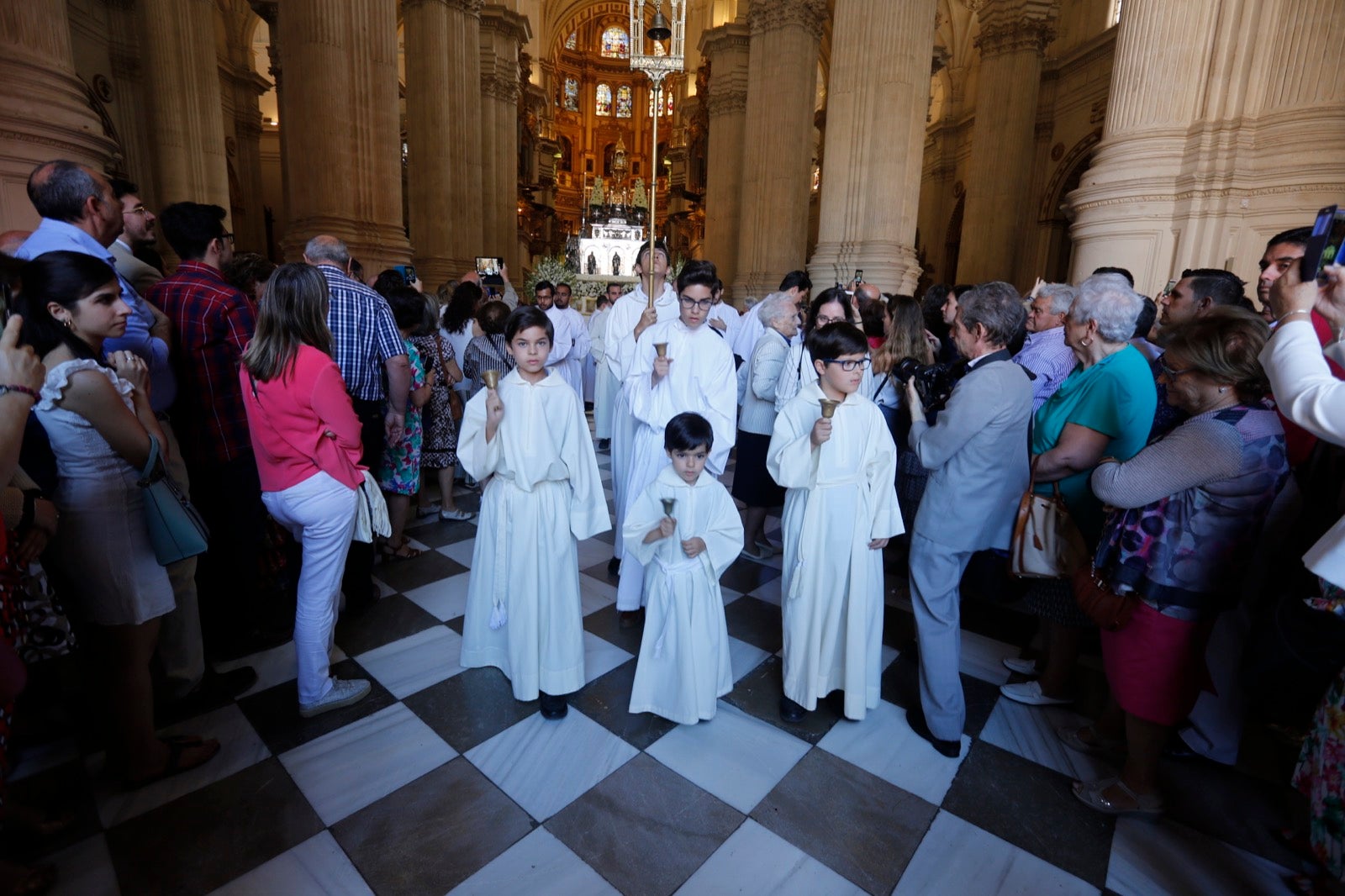 La plaza de las Pasiegas, abarrotada para recibir al Corpus Christi