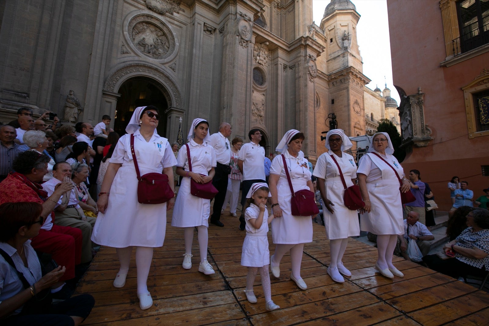 La plaza de las Pasiegas, abarrotada para recibir al Corpus Christi