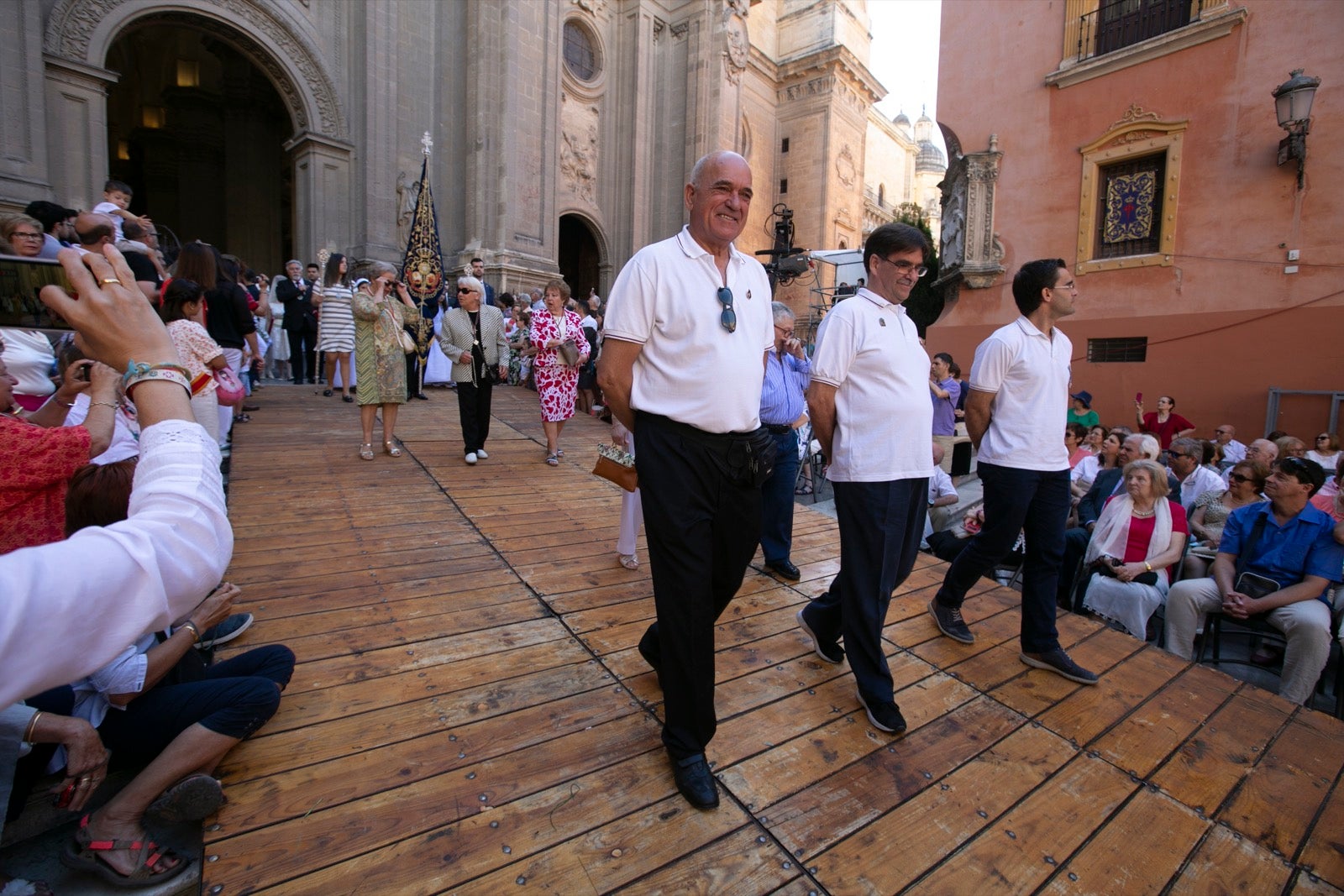 La plaza de las Pasiegas, abarrotada para recibir al Corpus Christi