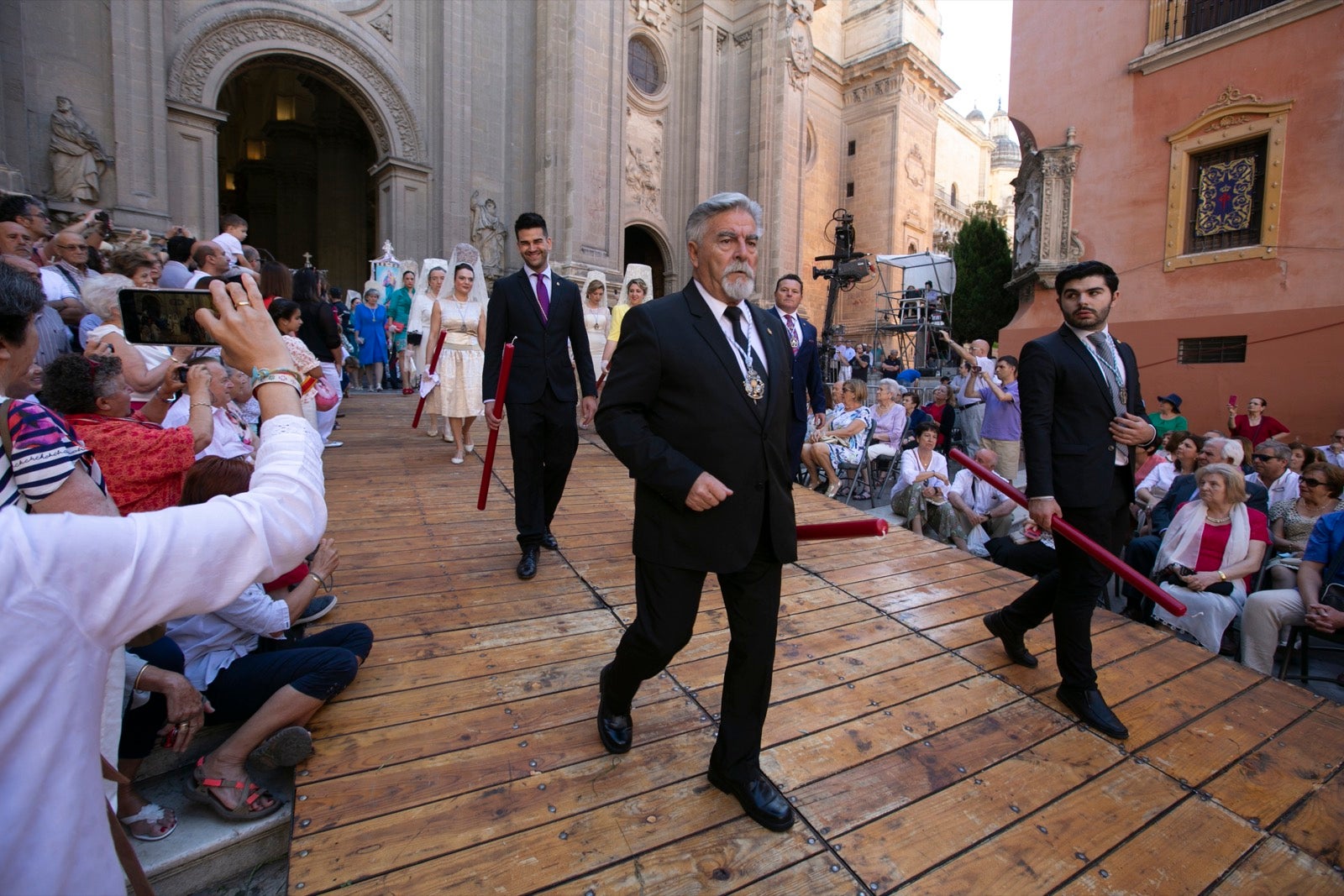 La plaza de las Pasiegas, abarrotada para recibir al Corpus Christi