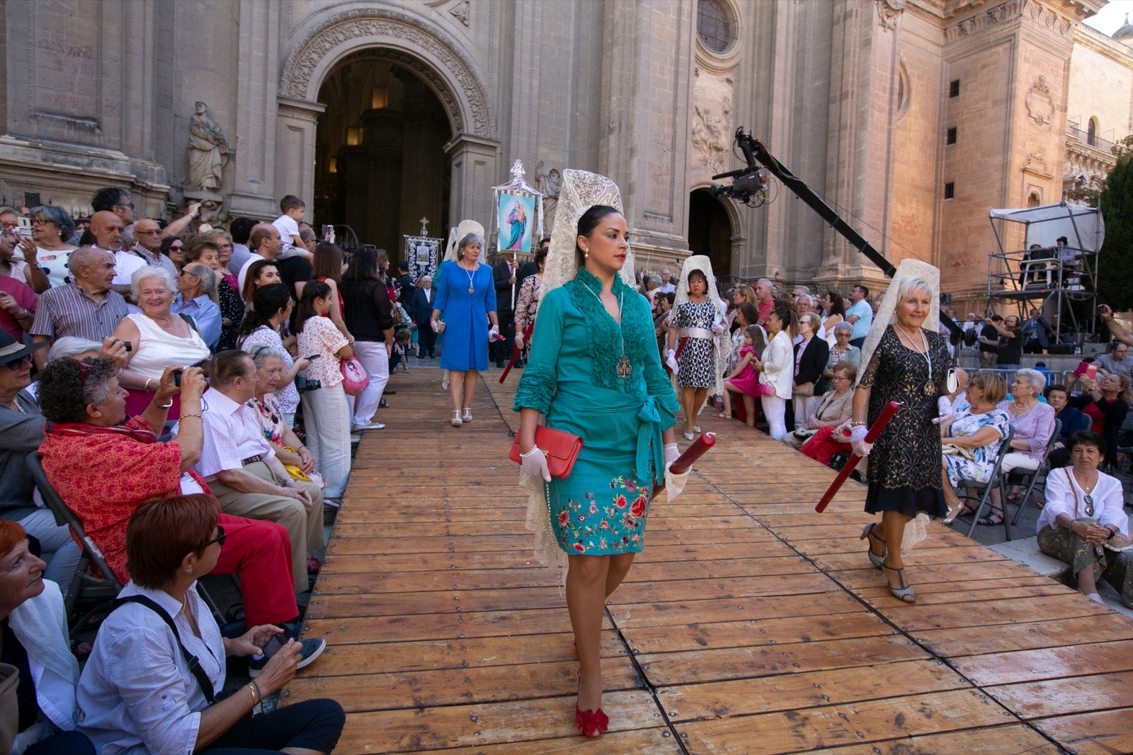 La plaza de las Pasiegas, abarrotada para recibir al Corpus Christi