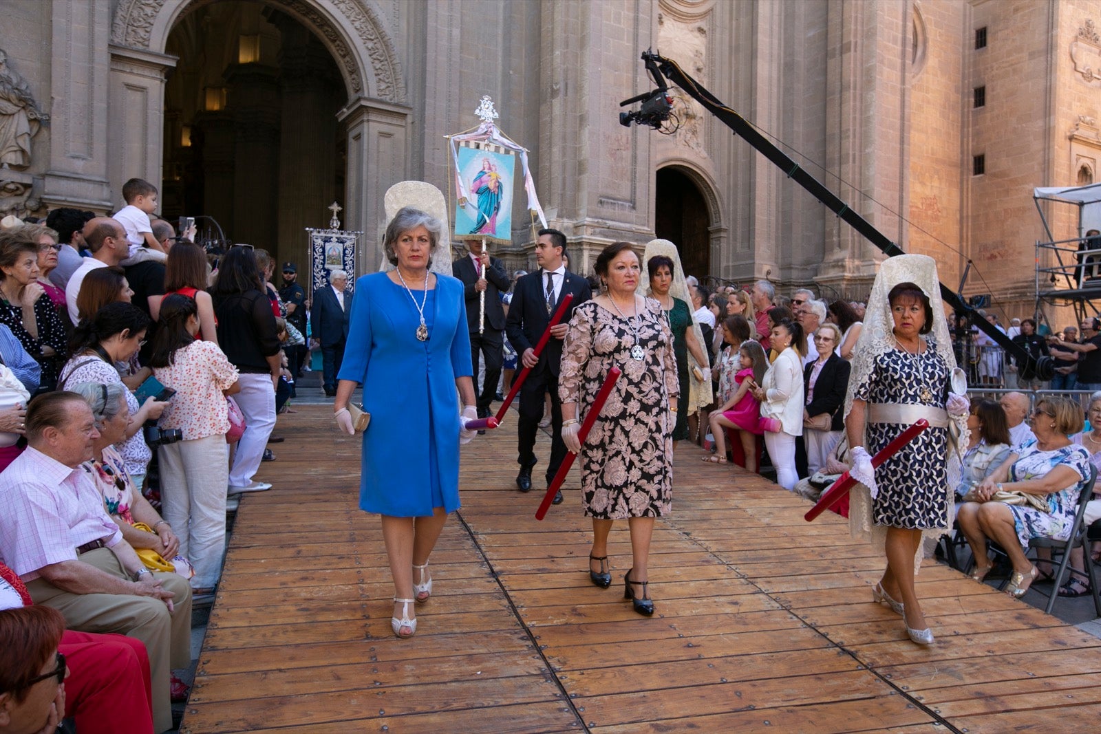 La plaza de las Pasiegas, abarrotada para recibir al Corpus Christi