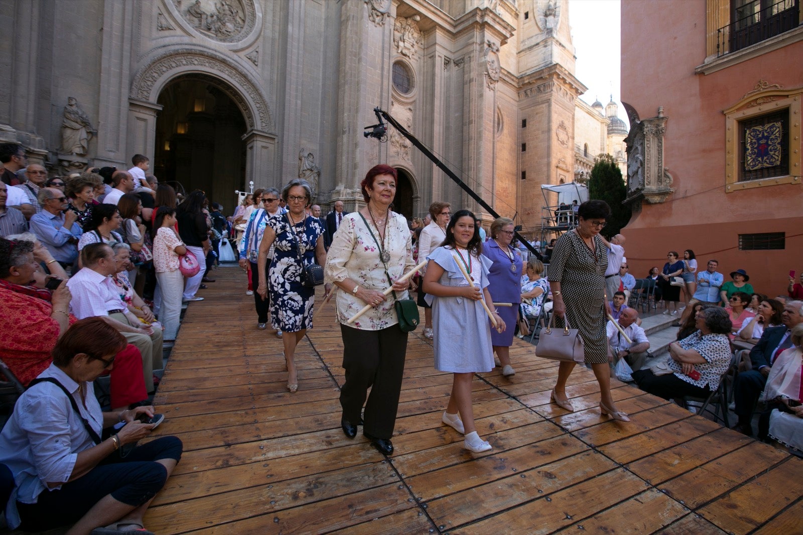 La plaza de las Pasiegas, abarrotada para recibir al Corpus Christi