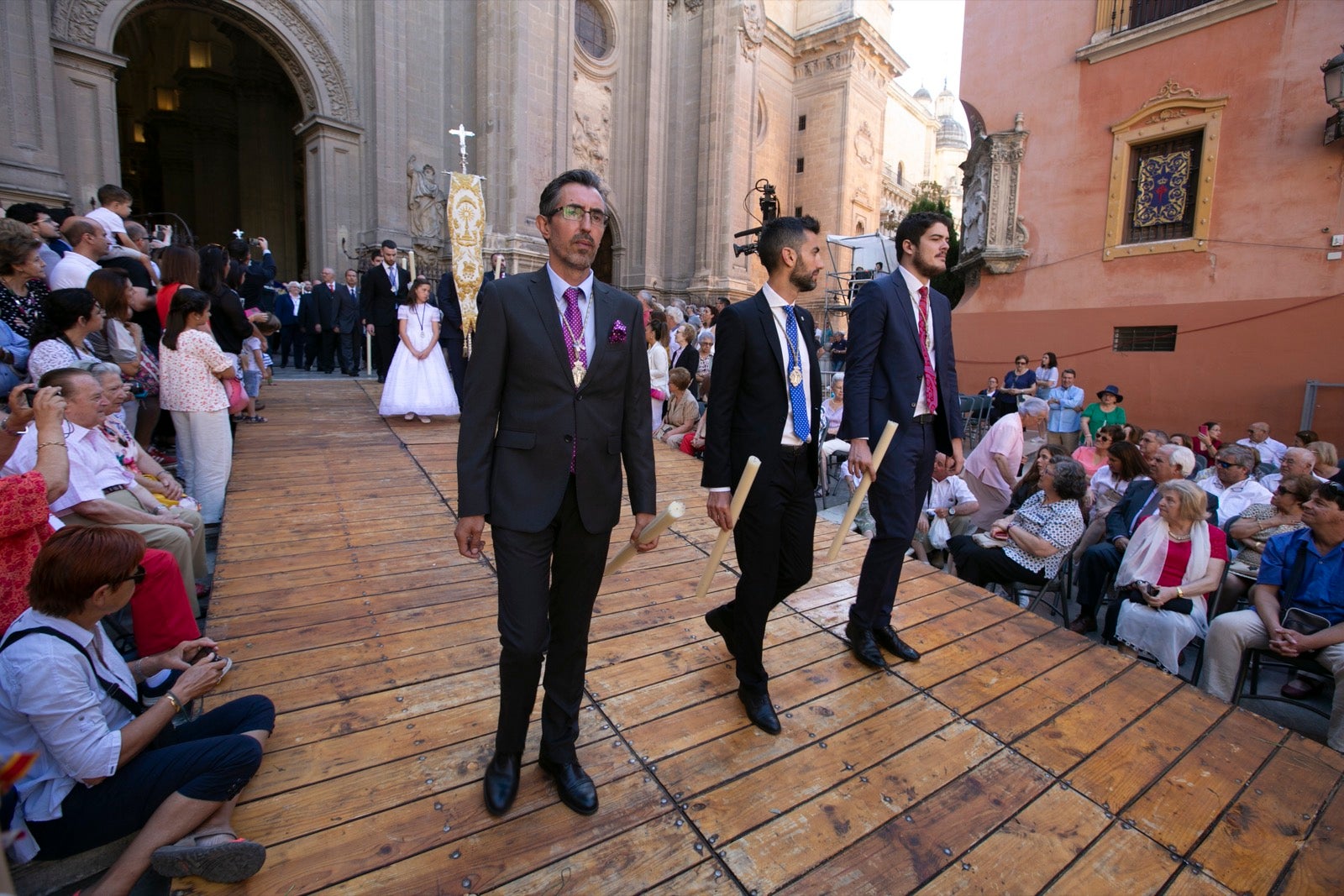 La plaza de las Pasiegas, abarrotada para recibir al Corpus Christi