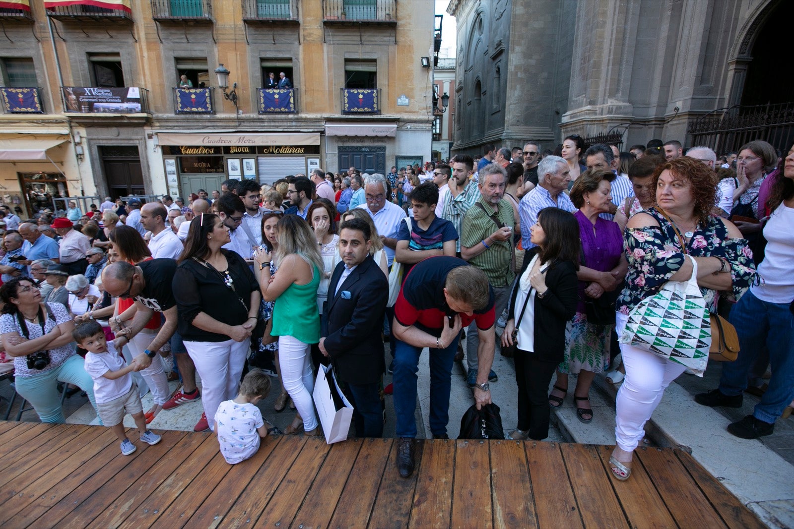 La plaza de las Pasiegas, abarrotada para recibir al Corpus Christi