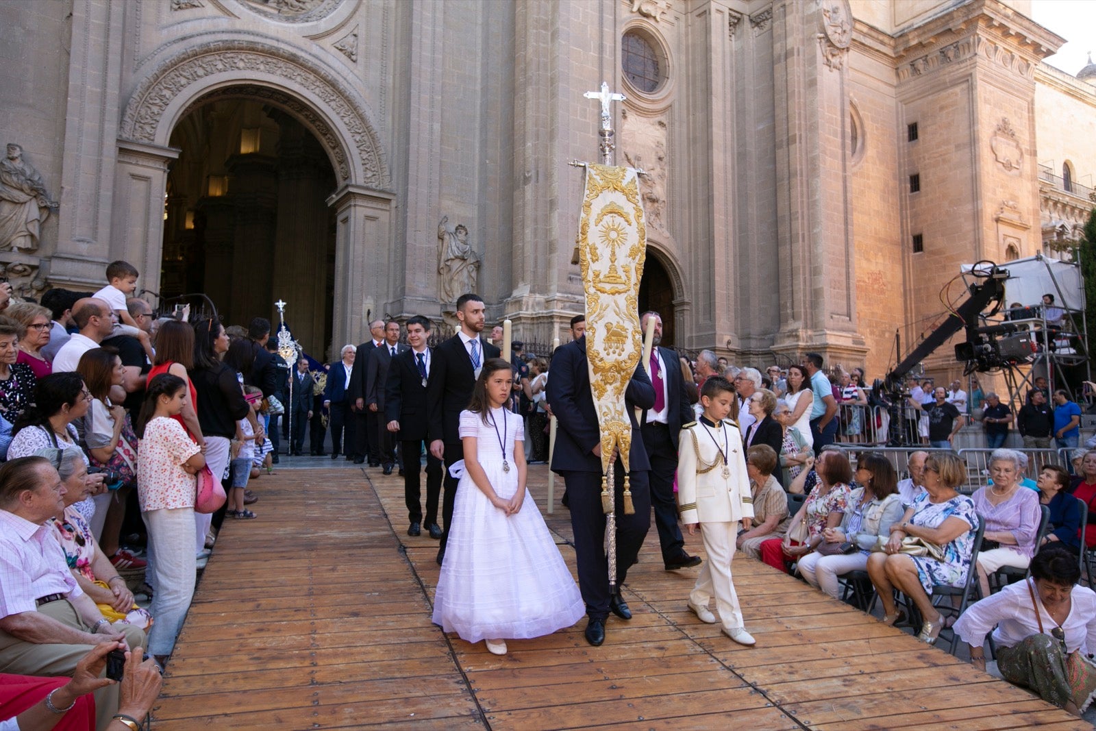 La plaza de las Pasiegas, abarrotada para recibir al Corpus Christi