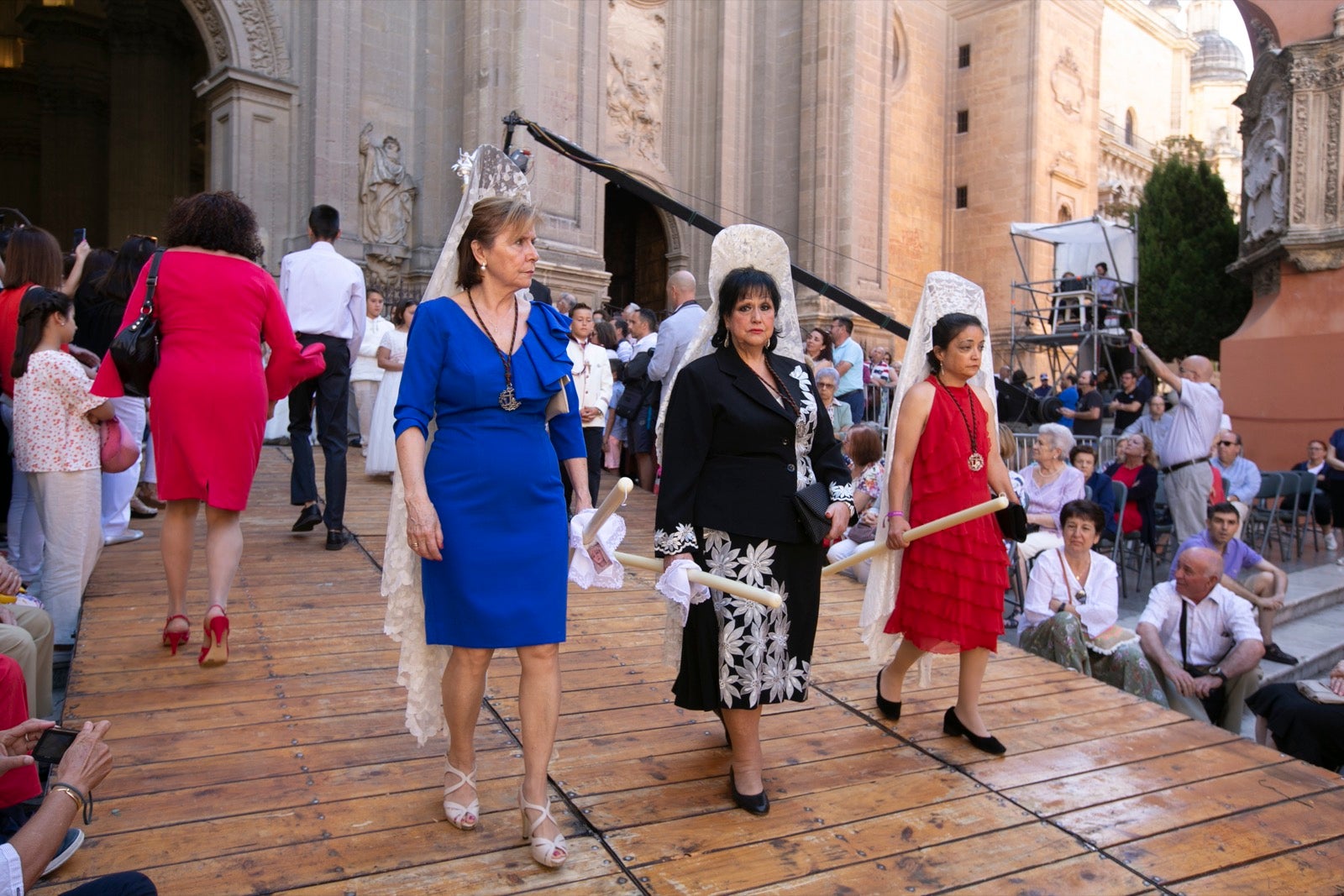 La plaza de las Pasiegas, abarrotada para recibir al Corpus Christi