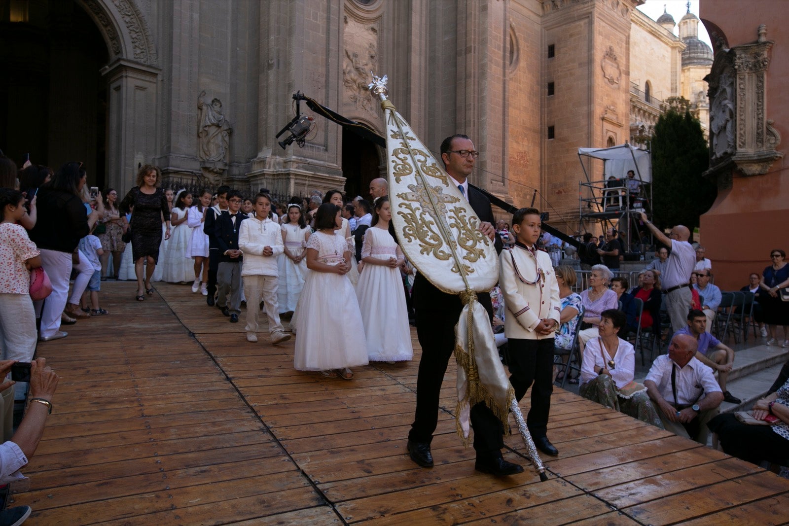 La plaza de las Pasiegas, abarrotada para recibir al Corpus Christi