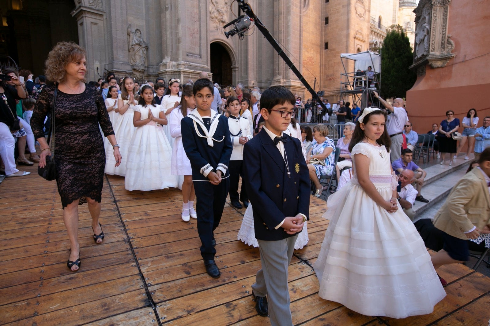 La plaza de las Pasiegas, abarrotada para recibir al Corpus Christi