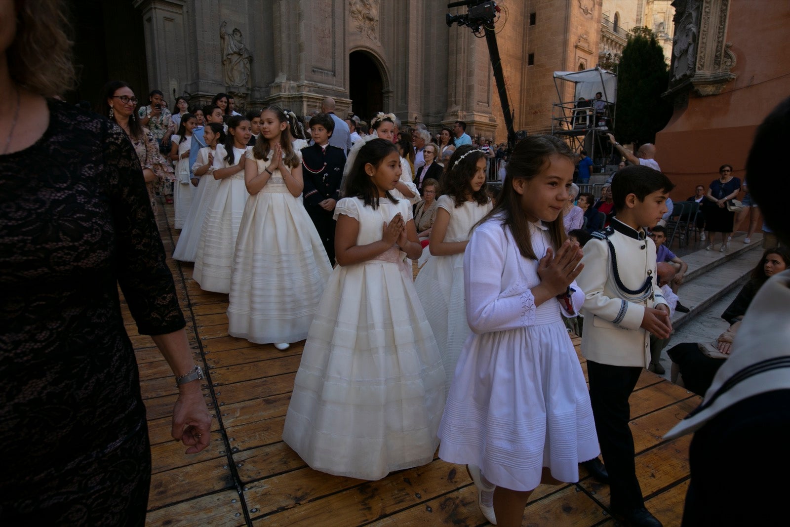 La plaza de las Pasiegas, abarrotada para recibir al Corpus Christi