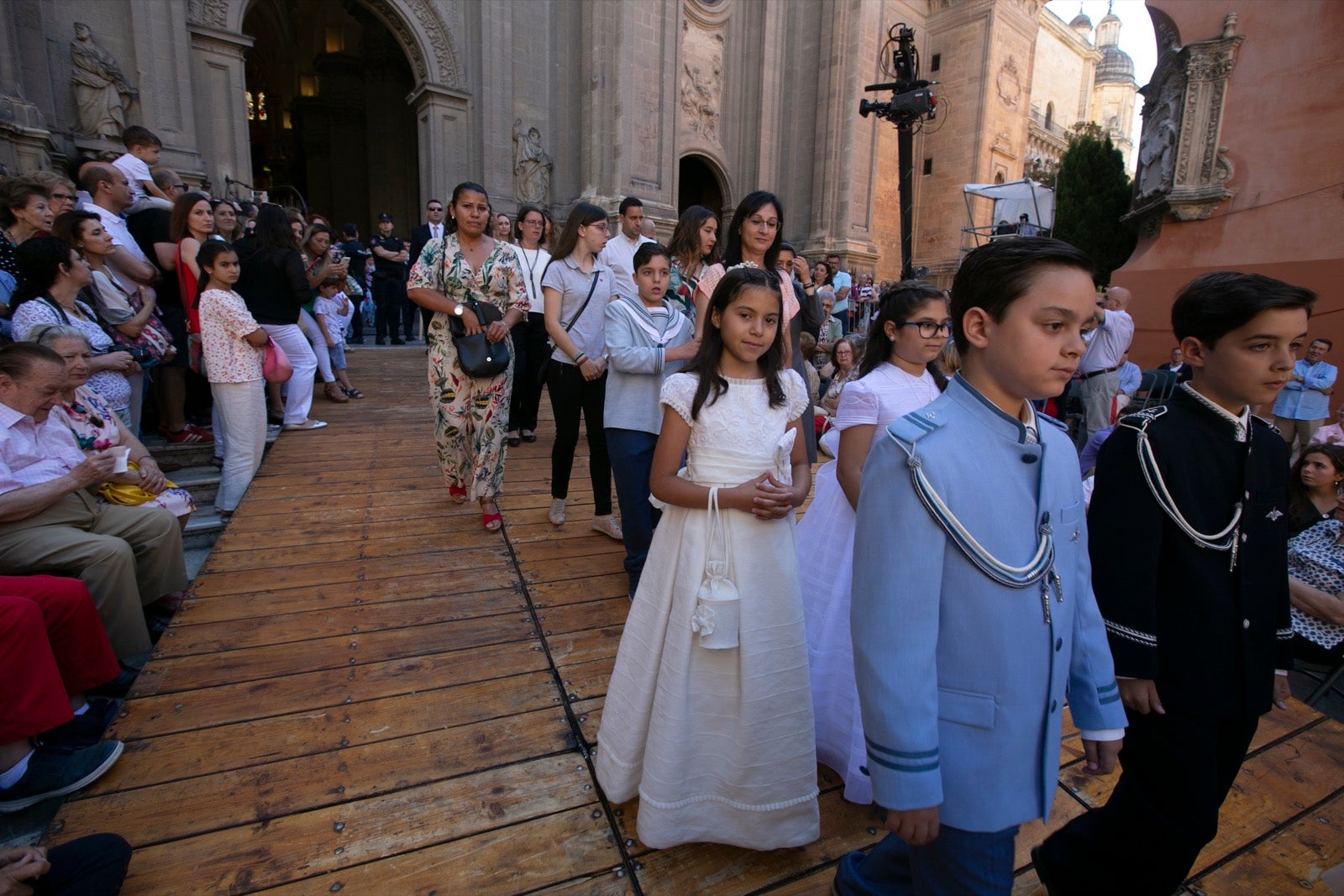 La plaza de las Pasiegas, abarrotada para recibir al Corpus Christi