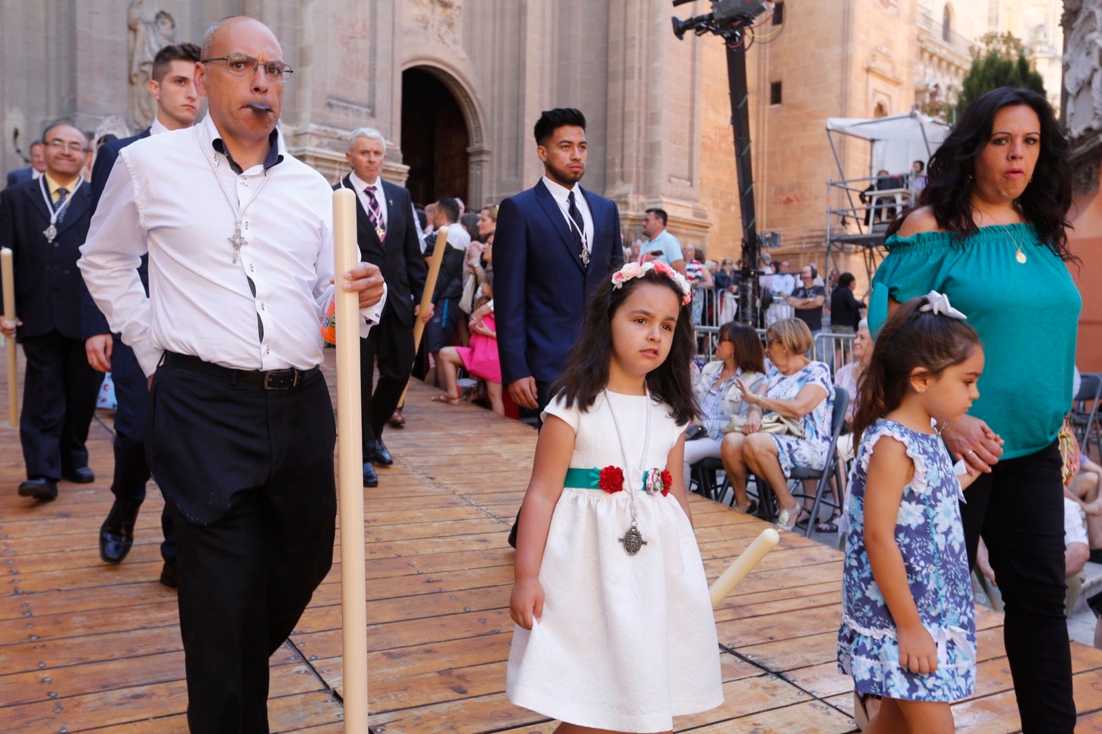 La plaza de las Pasiegas, abarrotada para recibir al Corpus Christi