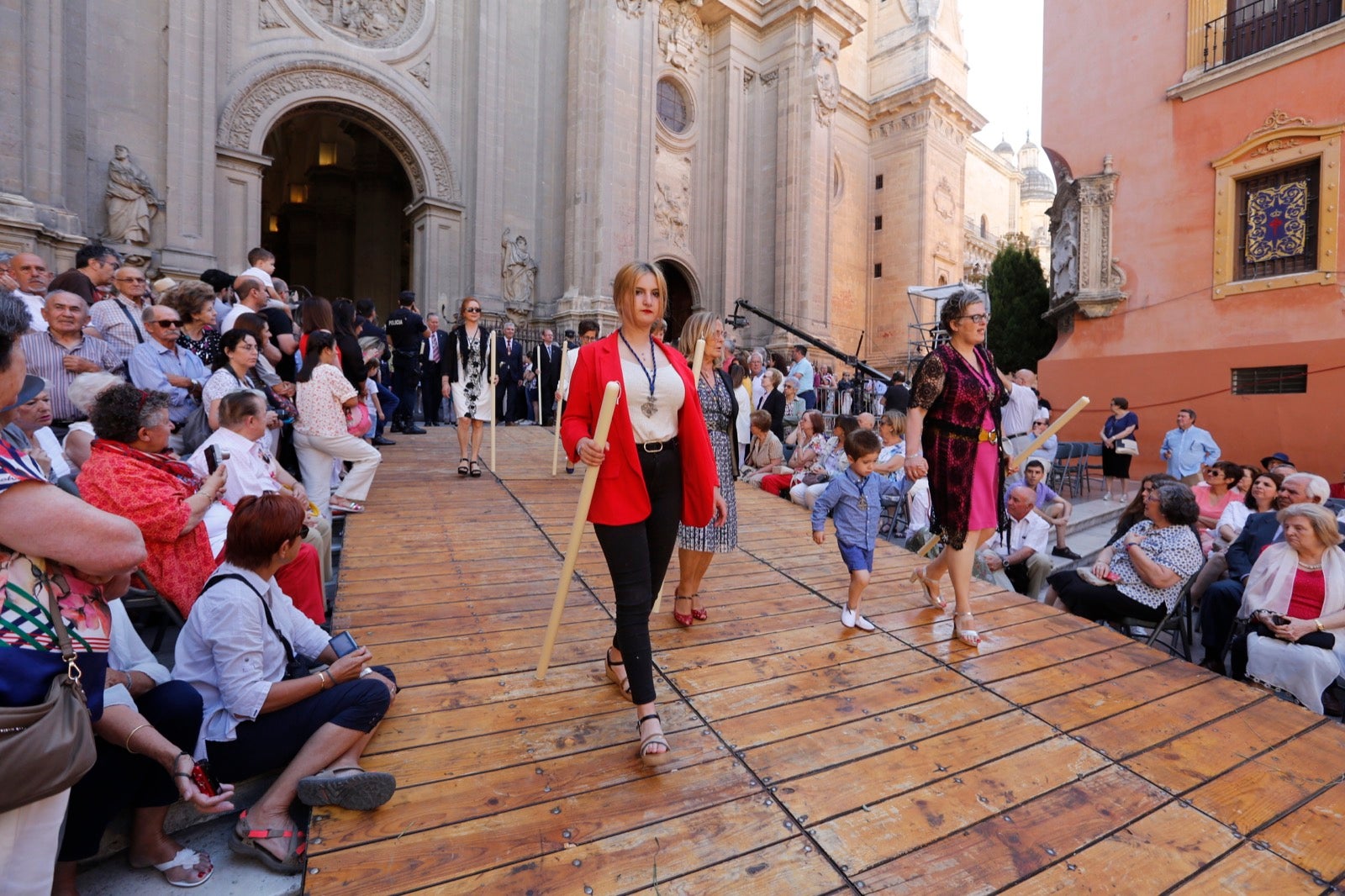 La plaza de las Pasiegas, abarrotada para recibir al Corpus Christi