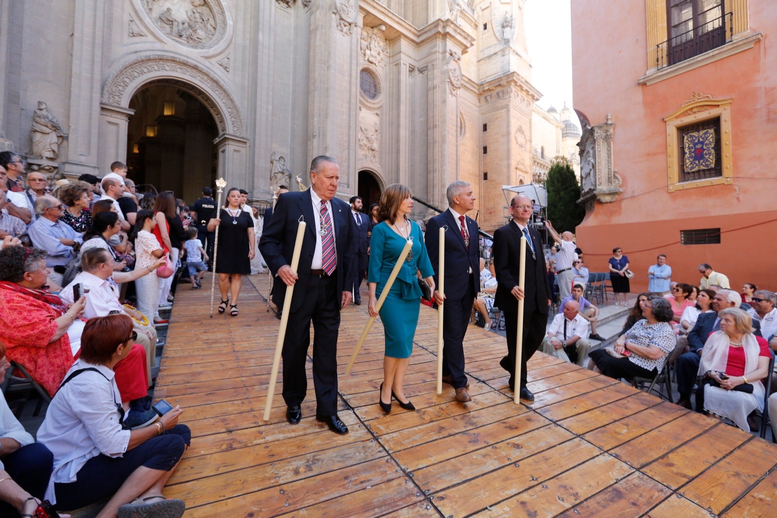 La plaza de las Pasiegas, abarrotada para recibir al Corpus Christi