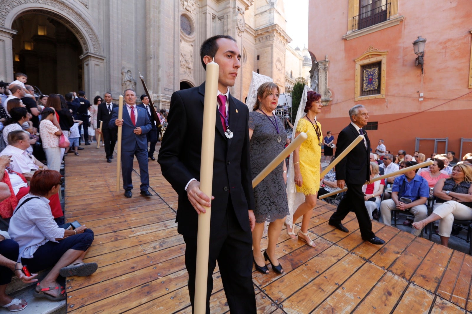 La plaza de las Pasiegas, abarrotada para recibir al Corpus Christi