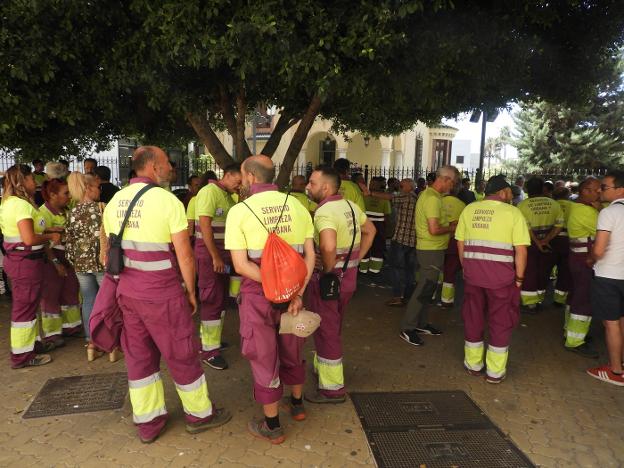 Decenas de trabajadores se concentraron ayer en la puerta de Alcaldía coincidiendo con la primera junta de gobierno local.