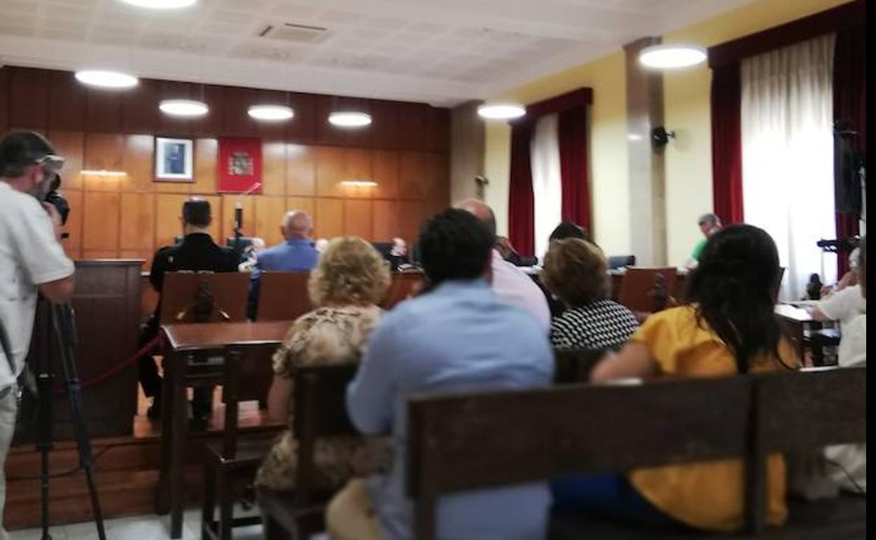 Fiscalía rebaja su petición de pena contra el acusado de intentar matar a su mujer