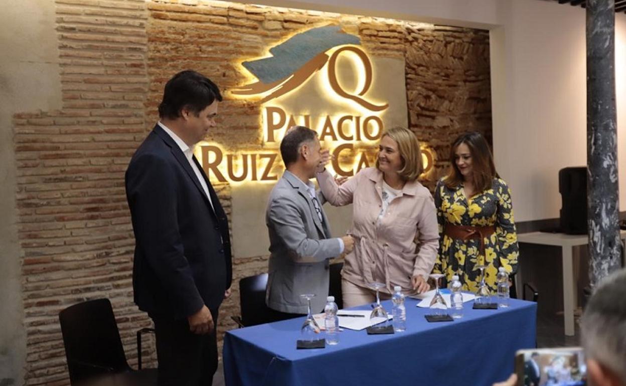 Jose Lemos y Luisa García Chamorro se felicitan por este acuerdo de gobierno. 