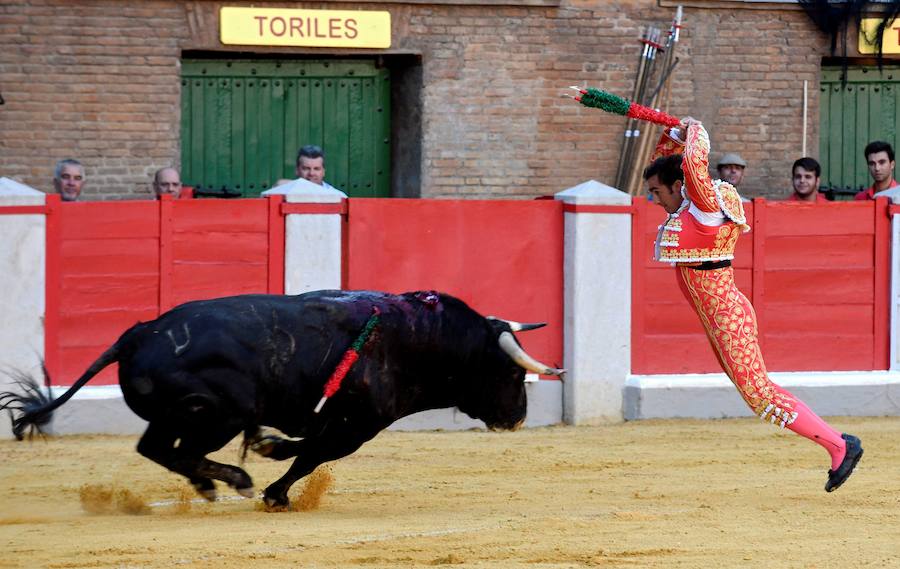 El Fandi fue arrollado de mala manera junto a las tablas porque el toro no obedeció cuando ejecutó al quiebro el tercer par de banderillas, iniciado de rodillas.. Se vivieron momentos de angustia en la Monumental de Frascuelo, pero cuando el granadino logró recomponerse volvió a la cara del astado para muletearlo de rodillas y sacar aún más toda su raza. La que le faltó al de Hermanos García Jiménez. Una vez más El Fandi estuvo poderoso y paseó oreja tras estocada entera.