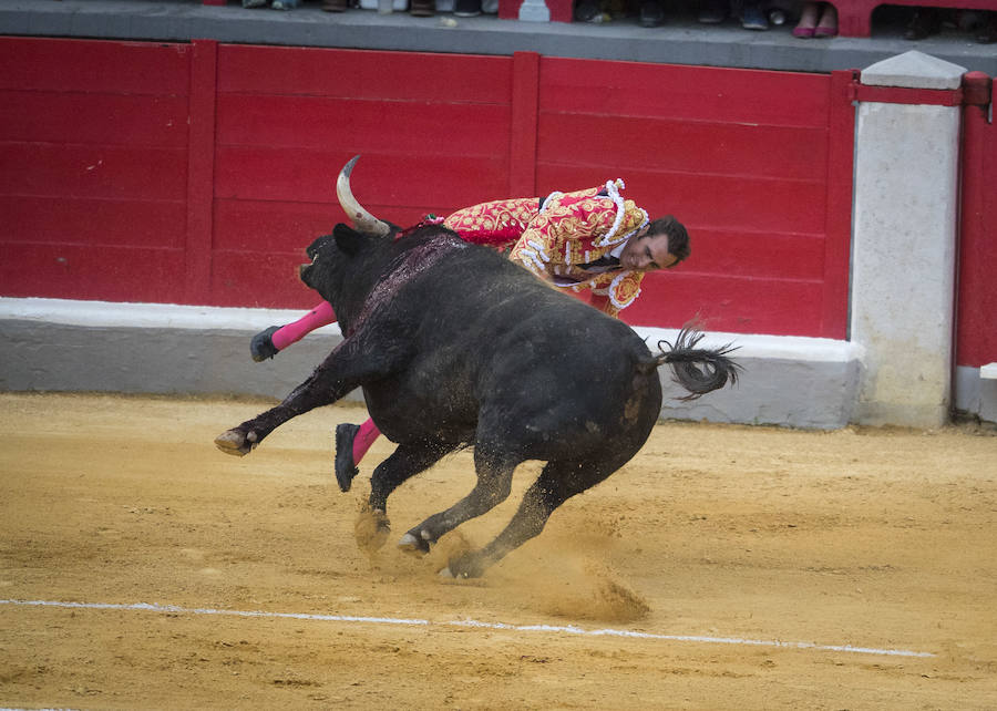 El Fandi fue arrollado de mala manera junto a las tablas porque el toro no obedeció cuando ejecuto al quiebro el tercer par de banderillas, iniciado de rodillas.. Se vivieron momentos de angustia en la Monumental de Frascuelo, pero cuando el granadino logro recomponerse volvió a la cara del astado para muletearlo de rodillas y sacar aún más toda su raza. La que le faltó al de Hermanos García Jiménez. Una vez más El Fandi estuvo poderoso y paseó oreja tras estocada entera.