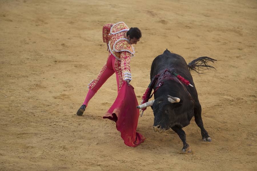 El Fandi fue arrollado de mala manera junto a las tablas porque el toro no obedeció cuando ejecuto al quiebro el tercer par de banderillas, iniciado de rodillas.. Se vivieron momentos de angustia en la Monumental de Frascuelo, pero cuando el granadino logro recomponerse volvió a la cara del astado para muletearlo de rodillas y sacar aún más toda su raza. La que le faltó al de Hermanos García Jiménez. Una vez más El Fandi estuvo poderoso y paseó oreja tras estocada entera.